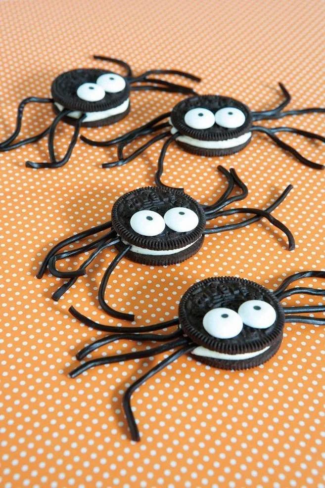 Buffet d'Halloween décoré avec des plats effrayants et innovants pour la fête.