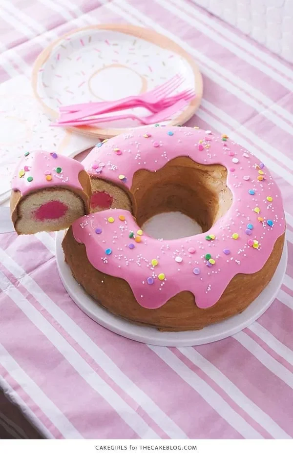 Gâteaux d'anniversaire originaux pour enfants avec designs créatifs et colorés.