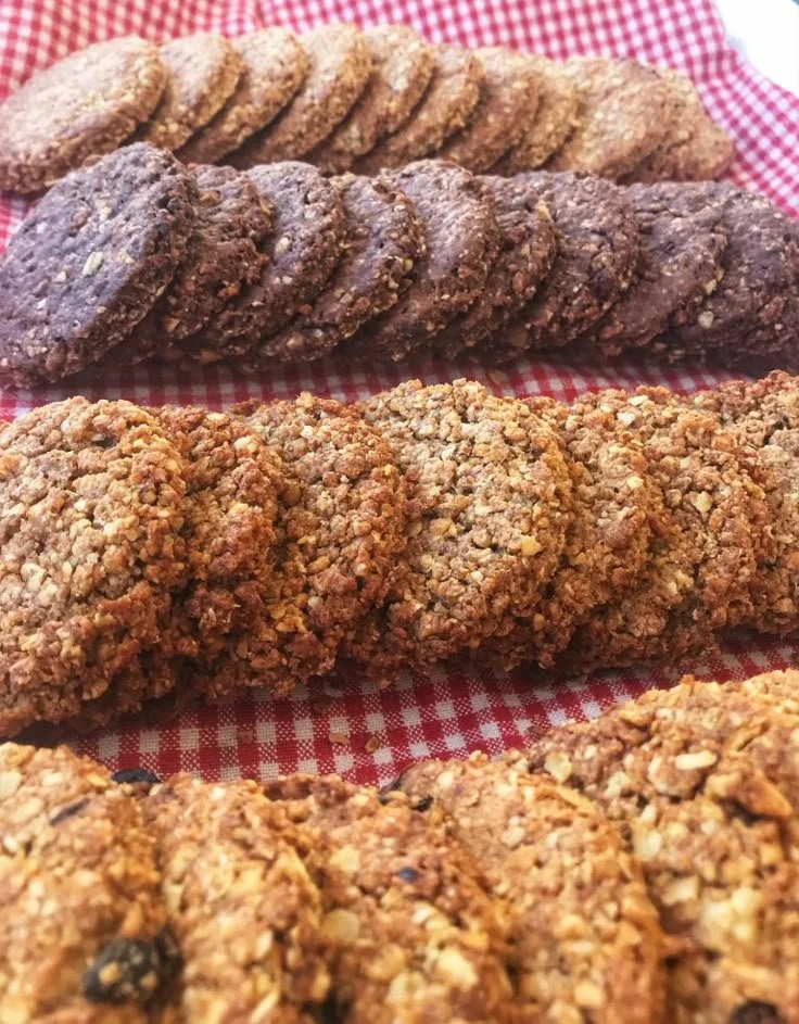 Assortiment de biscuits aux céréales nature, chocolat, croustillants et aux fruits