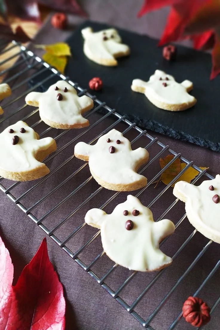 Biscuits sablés d'halloween en forme de fantômes décorés de sucre