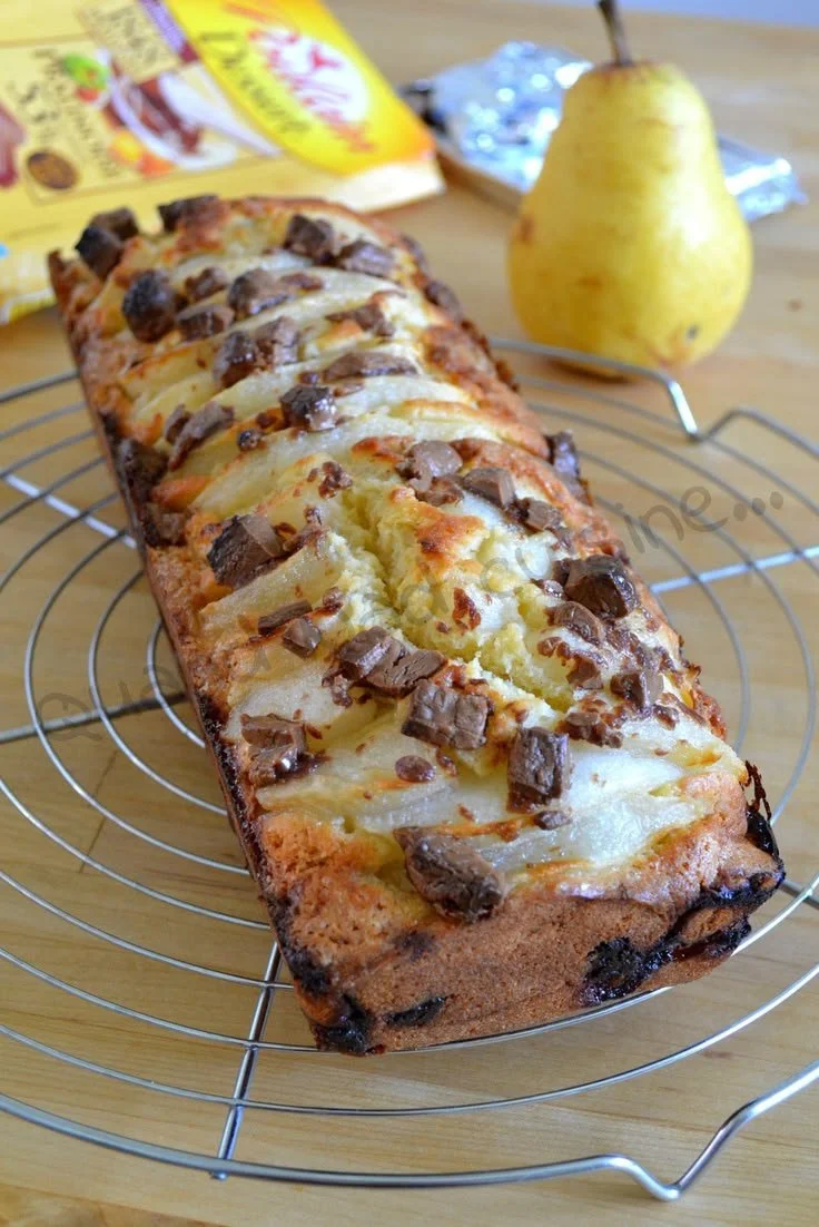 Cake poire chocolat de Chef Cyril Lignac, délicieux et sucré, parfait pour le dessert.