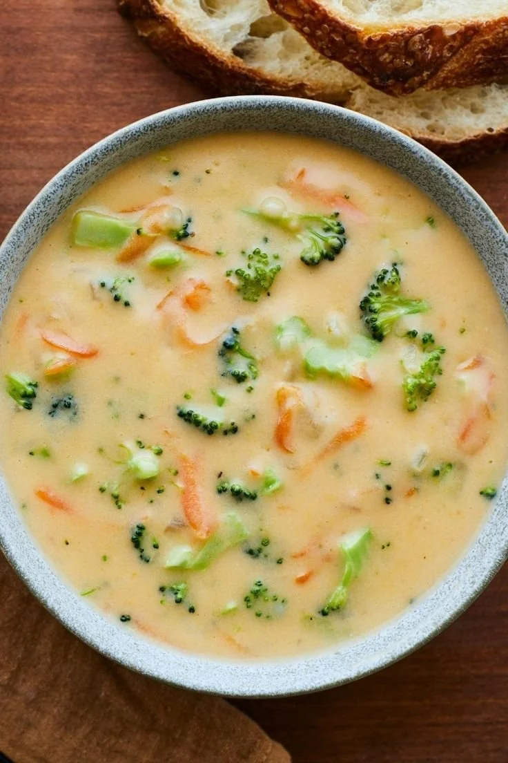 Crème de brocoli au fromage cheddar servie dans un bol