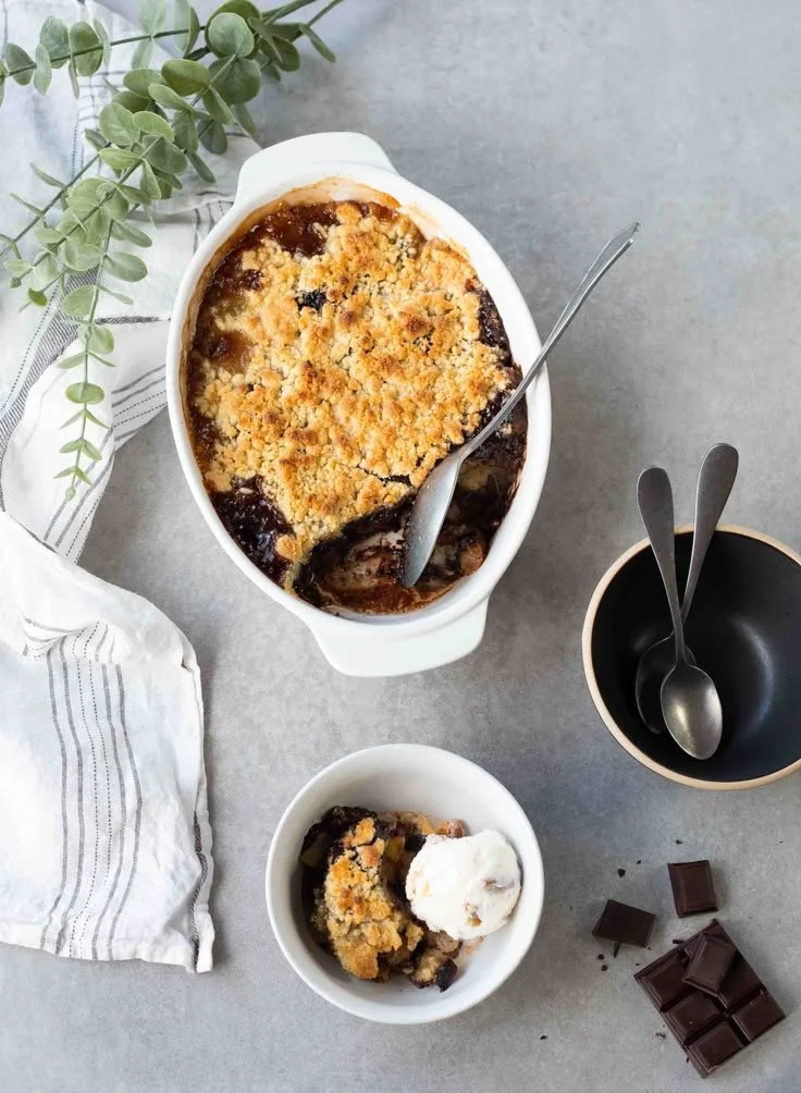 Crumble poires-chocolat croustillant et savoureux pour un dessert exquis.