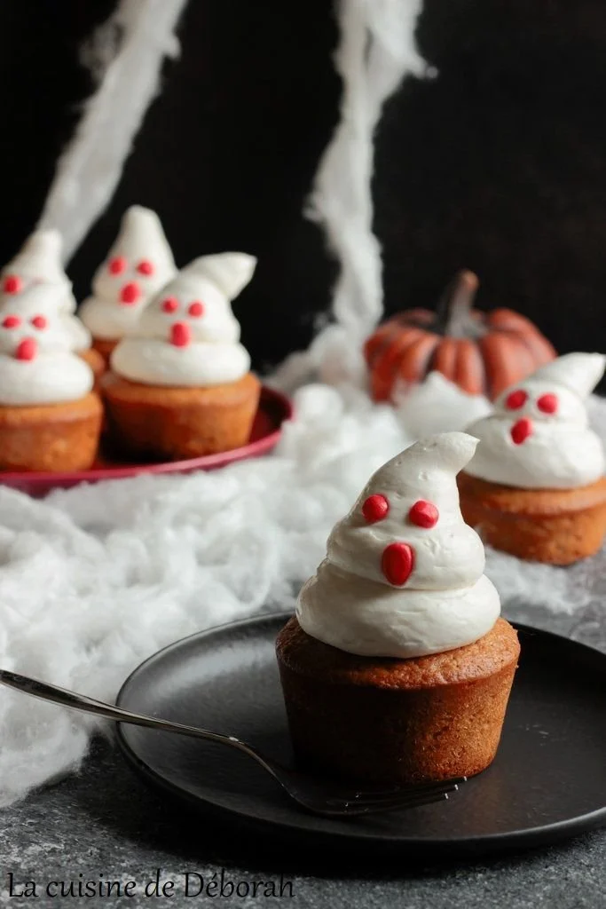 Cupcakes fantômes décorés pour Halloween sur La cuisine de Déborah