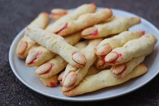 Sablés doigts de sorcières d'Halloween, croustillants et décorés pour la fête.