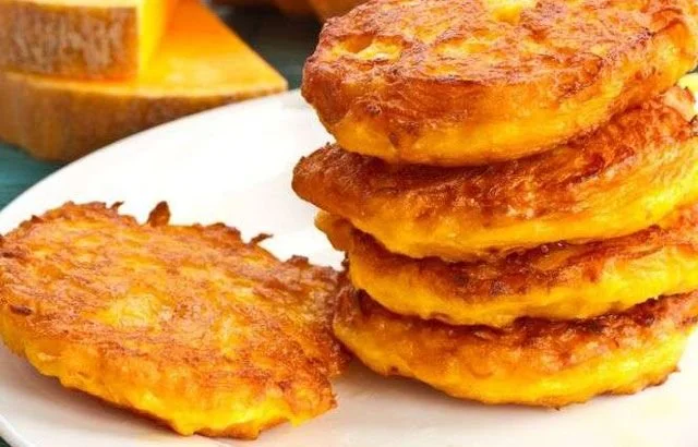 Galettes de citrouille au parmesan servies avec une garniture délicieuse.