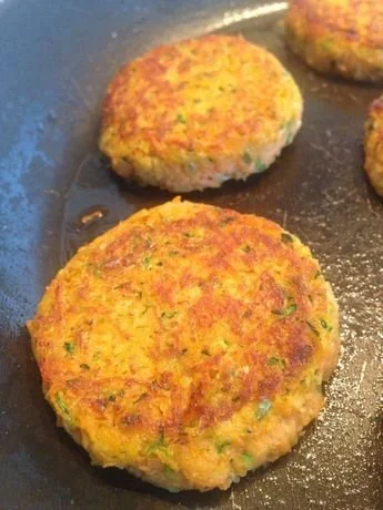 Galettes de patate douce et courgette prêtes à déguster