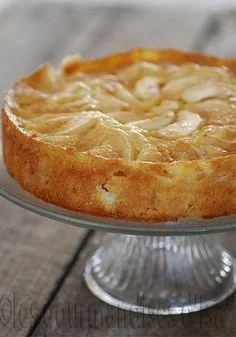 Gâteau aux pommes à la normande avec des pommes fraîches et une croûte dorée