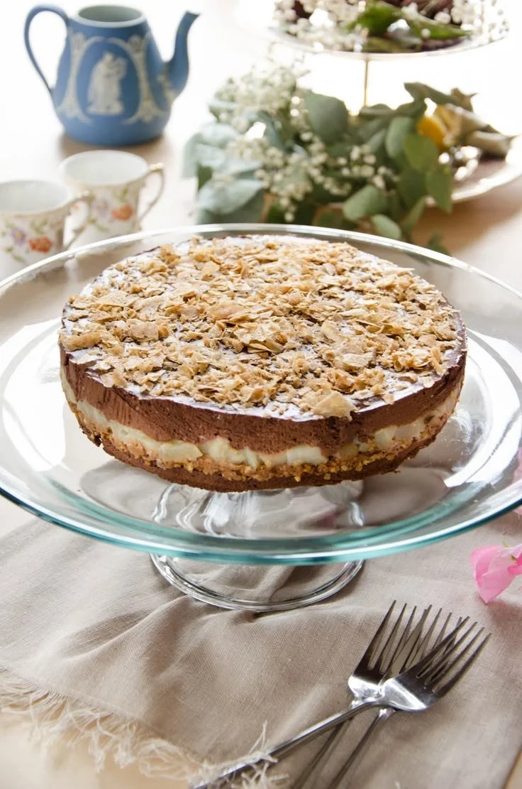 Gâteau croustillant poire chocolat, dessert délicieux fait maison.