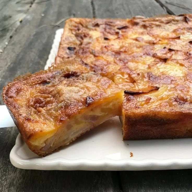 Gâteau fondant aux pommes et poires, dessert moelleux et savoureux.