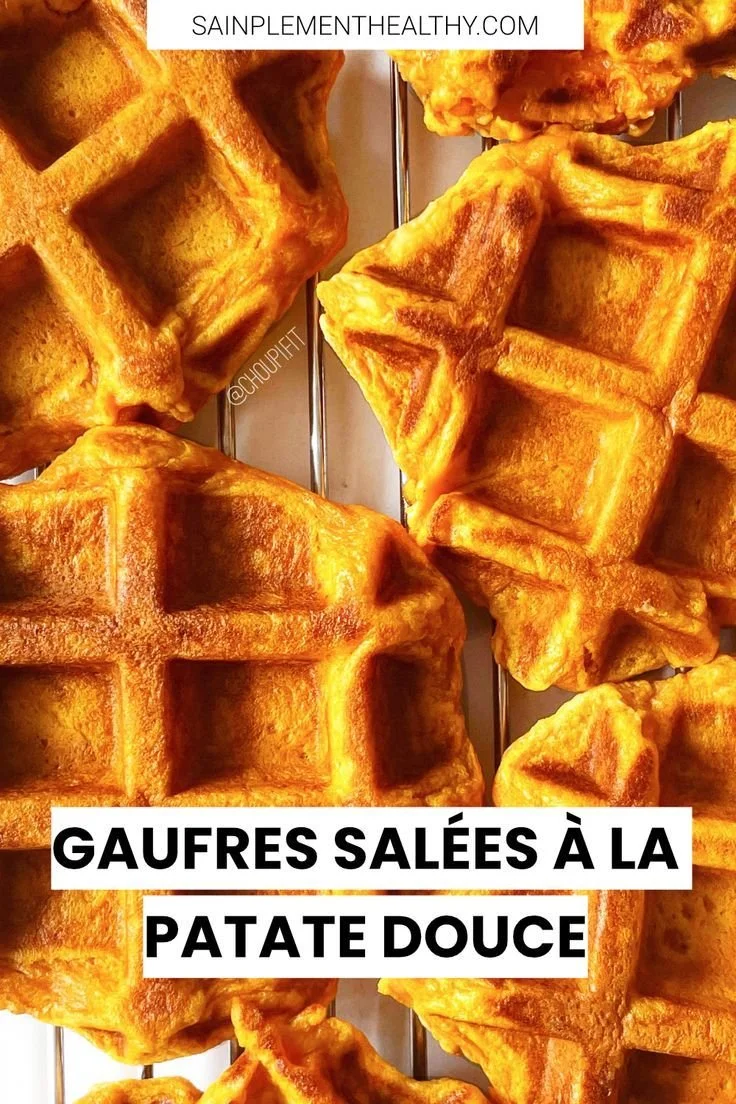 Gaufres salées à la patate douce servies avec une garniture fraîche