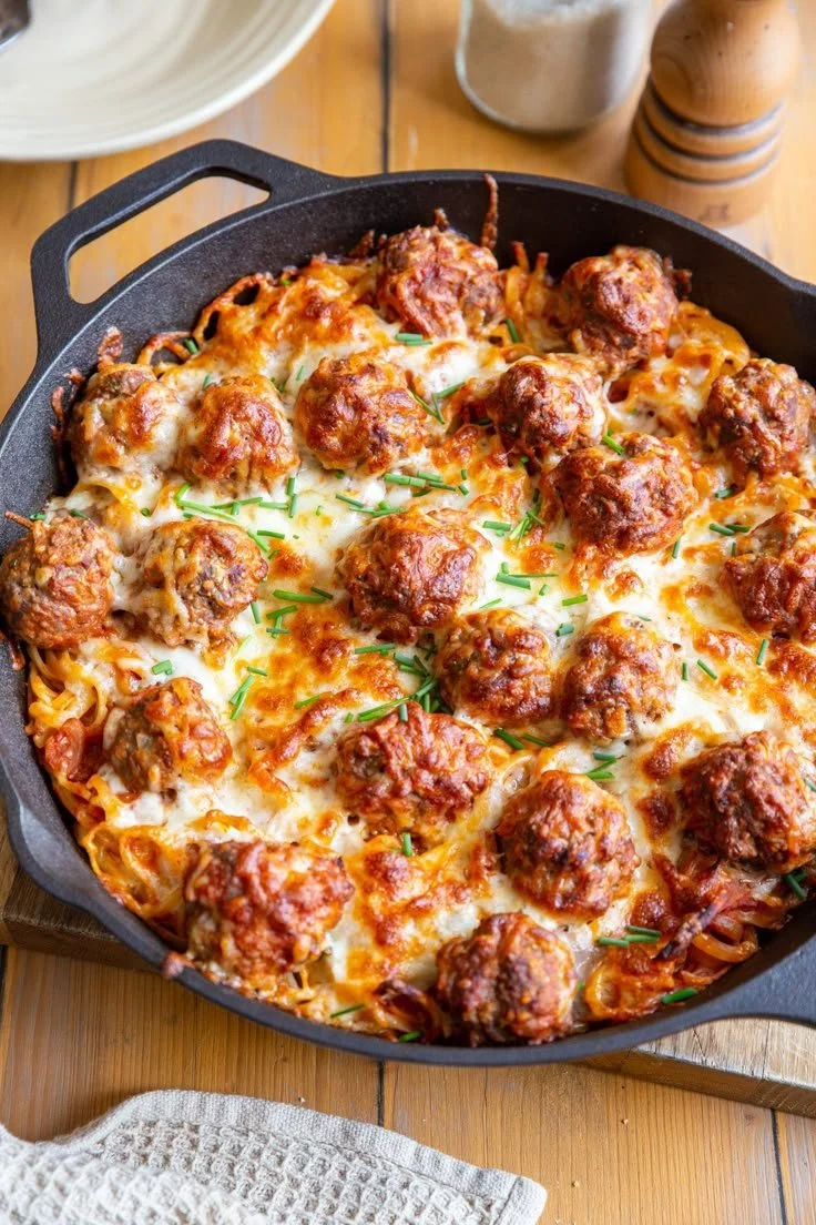Gratin de linguine aux boulettes de viande en sauce tomate délicieusement gratiné