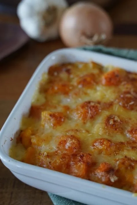 Gratin de potimarron au four doré et appétissant, préparé avec des ingrédients frais.