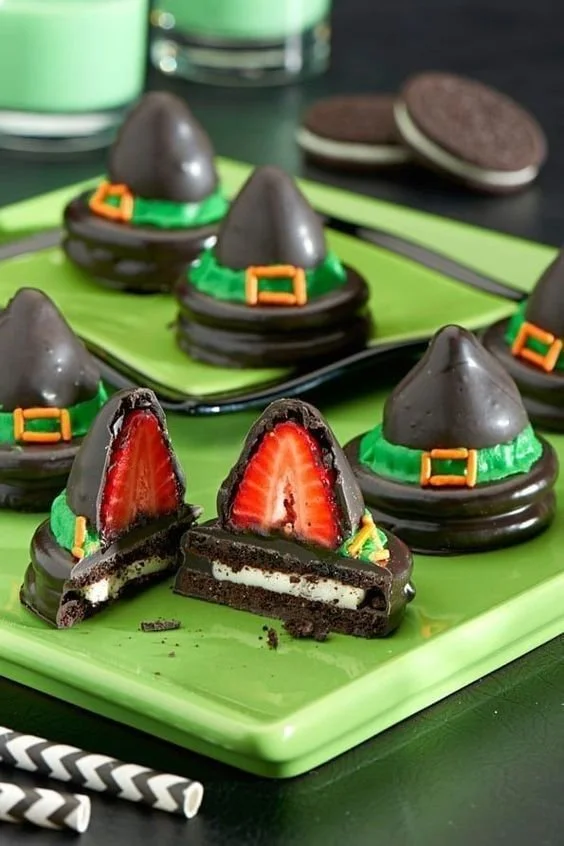 Gâteau chapeau de sorcière décoré pour Halloween