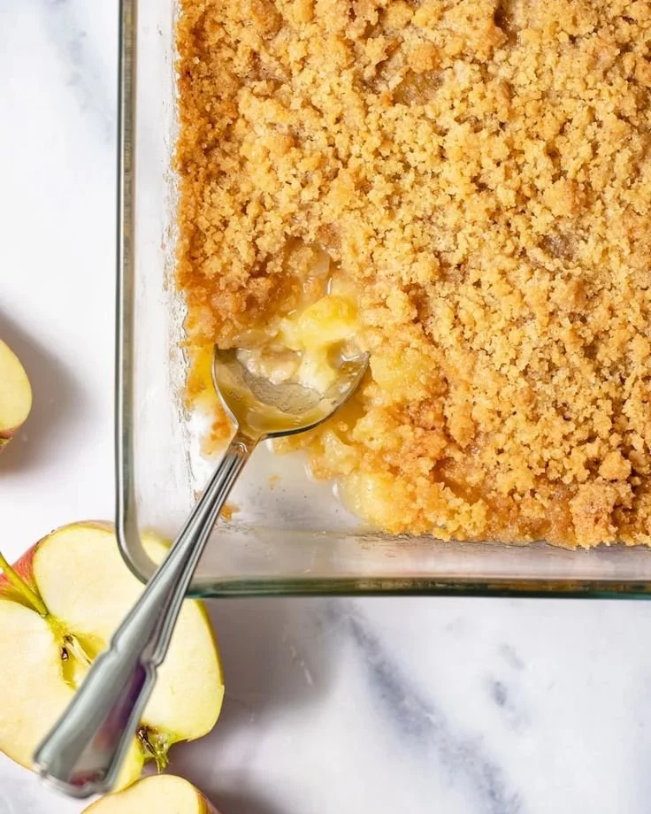 Assiette de crumble aux pommes croustillant prêt à déguster