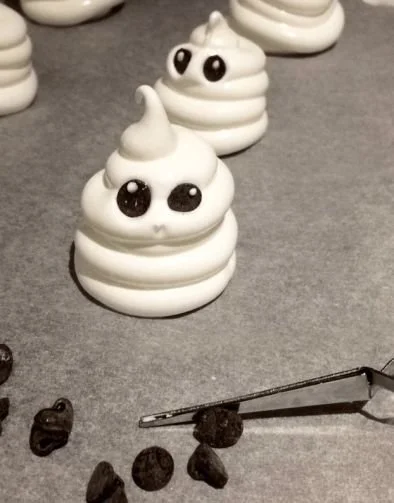 Fantômes en meringue décoratifs pour Halloween