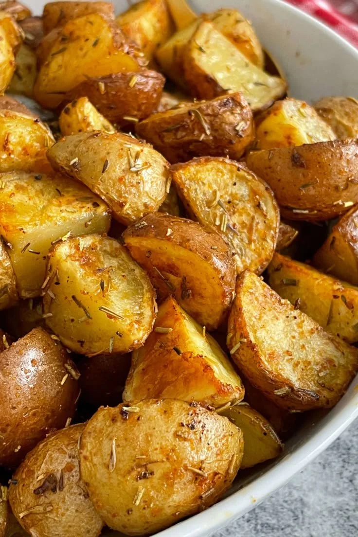 Pommes de terre rôties aux fines herbes et à l'ail, croustillantes et dorées.