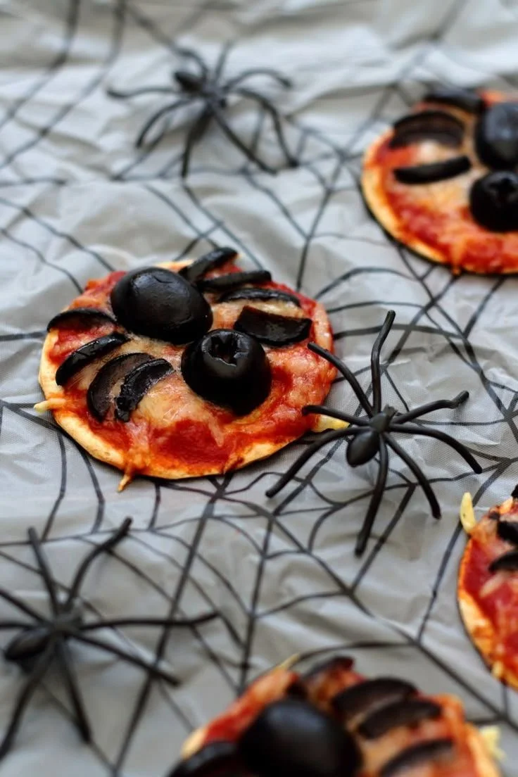 Pizza araignée Halloween prête à déguster par Amandine Cooking