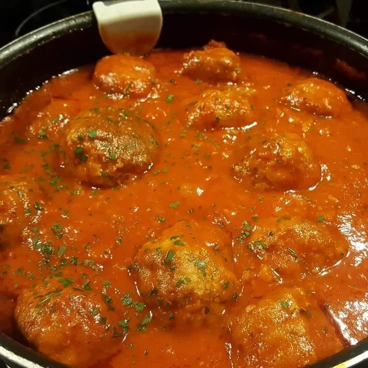 Polpettes à l'italienne, délicieuses boulettes de viande servies avec sauce tomate.