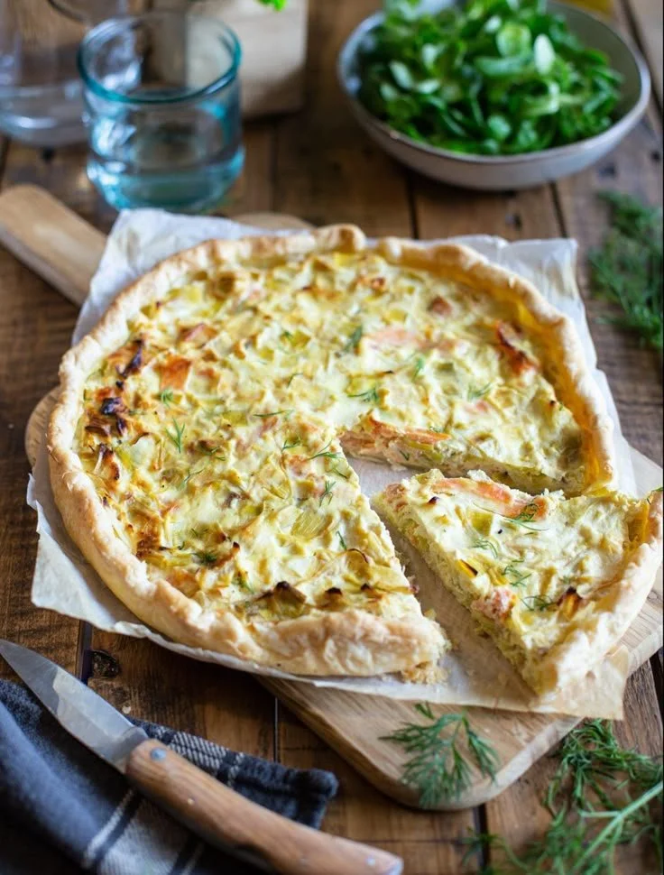 Quiche aux poireaux, saumon fumé et ricotta fraîchement cuite