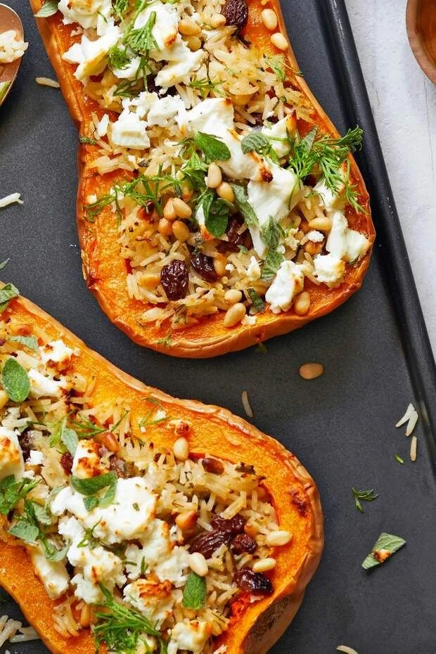 Butternut farcie à la feta garnie de légumes colorés et herbes fraîches