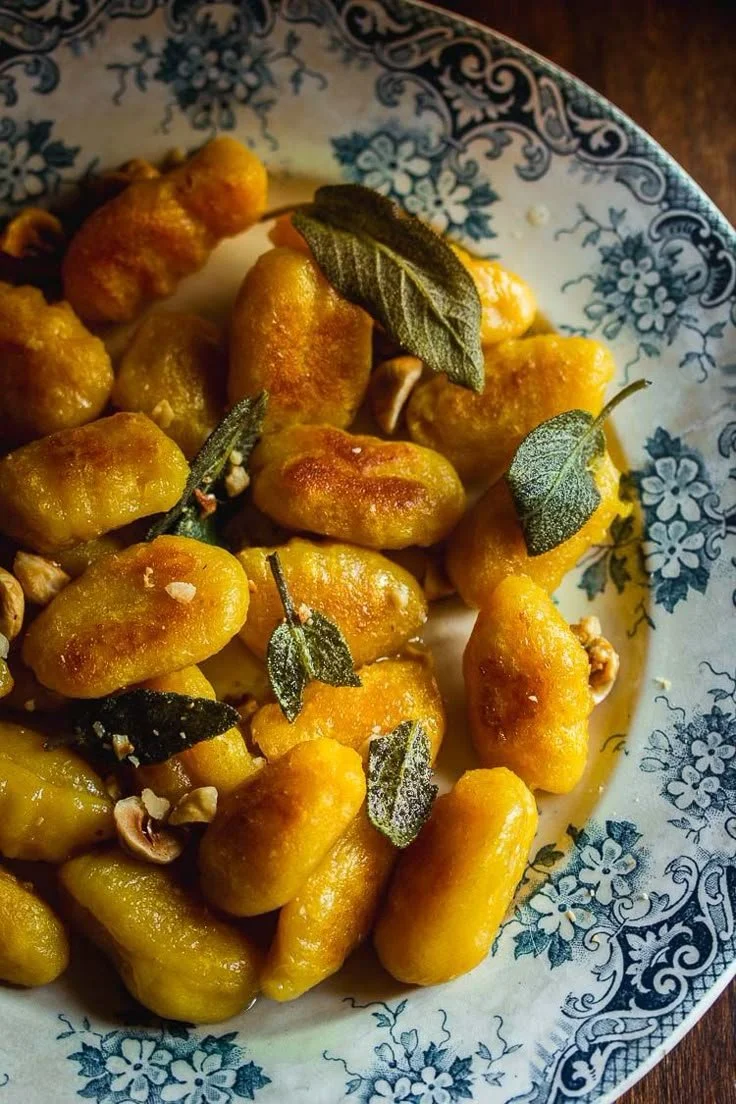 Gnocchi à la courge butternut et à la sauge, plat savoureux et réconfortant.