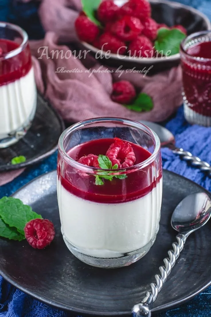 Panna cotta crémeuse aux framboises avec coulis maison