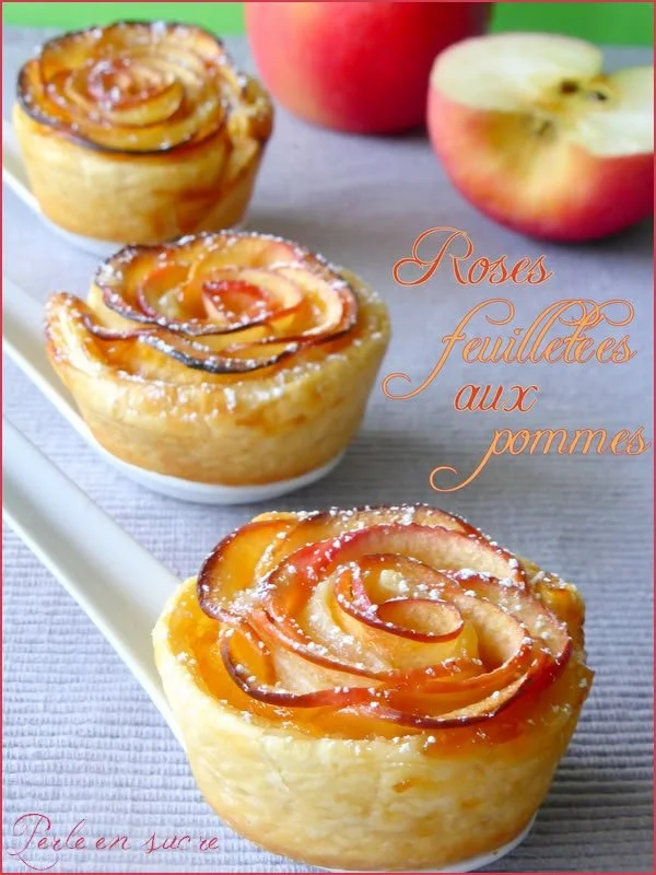 Roses feuilletées aux pommes, un délicieux dessert prêt à être dégusté.
