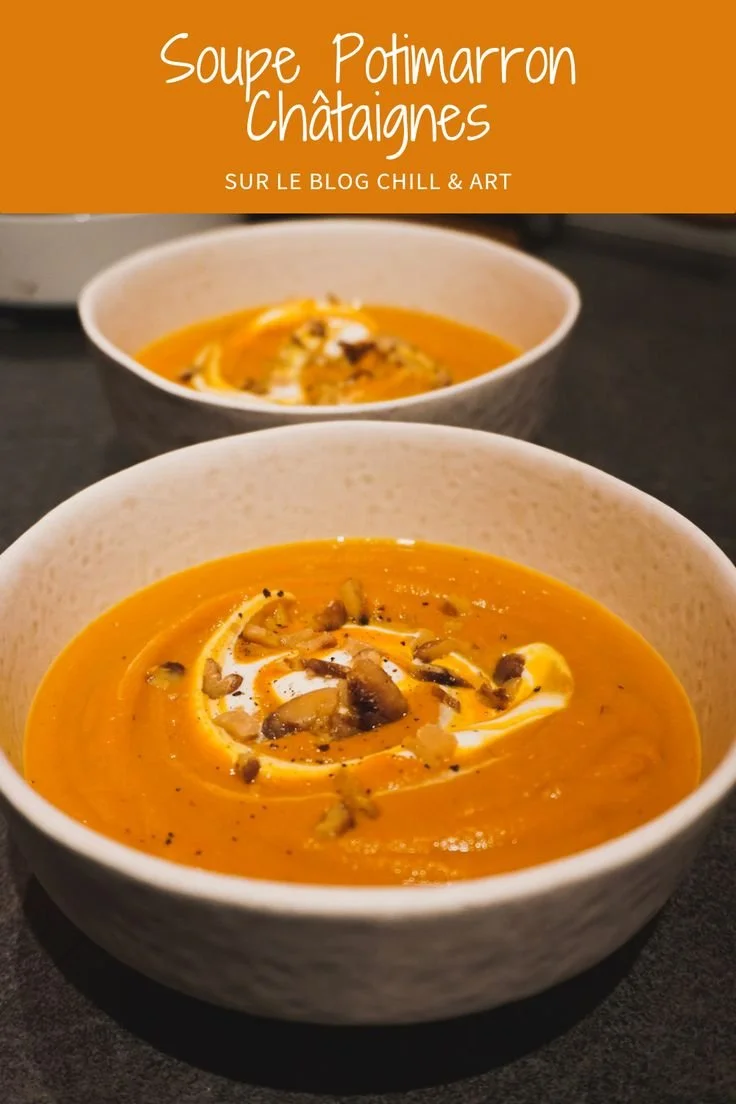 Soupe réconfortante de potimarron et châtaignes servie dans un bol en bois
