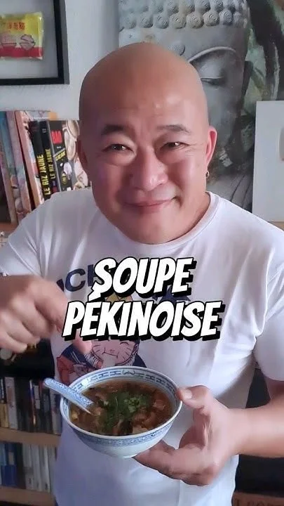 Bol de soupe pékinoise avec des ingrédients frais et savoureux