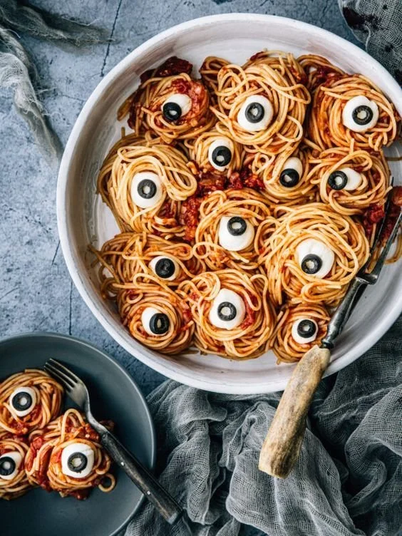 Spaghetti d’Halloween aux yeux globuleux présentés dans une assiette décorée