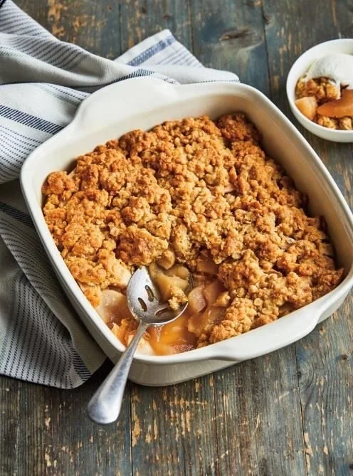 Delicious Stachelbeer-Crumble served with fresh berries