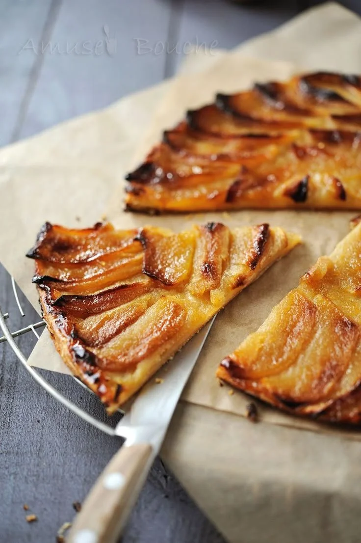 Tarte fine aux pommes délicatement présentée en amuses bouche