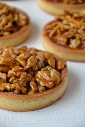 Tartelettes aux noix au caramel au beurre salé sur fond de bois