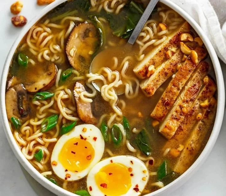 Bowl of comforting Ramen au poulet, perfect for cold days.